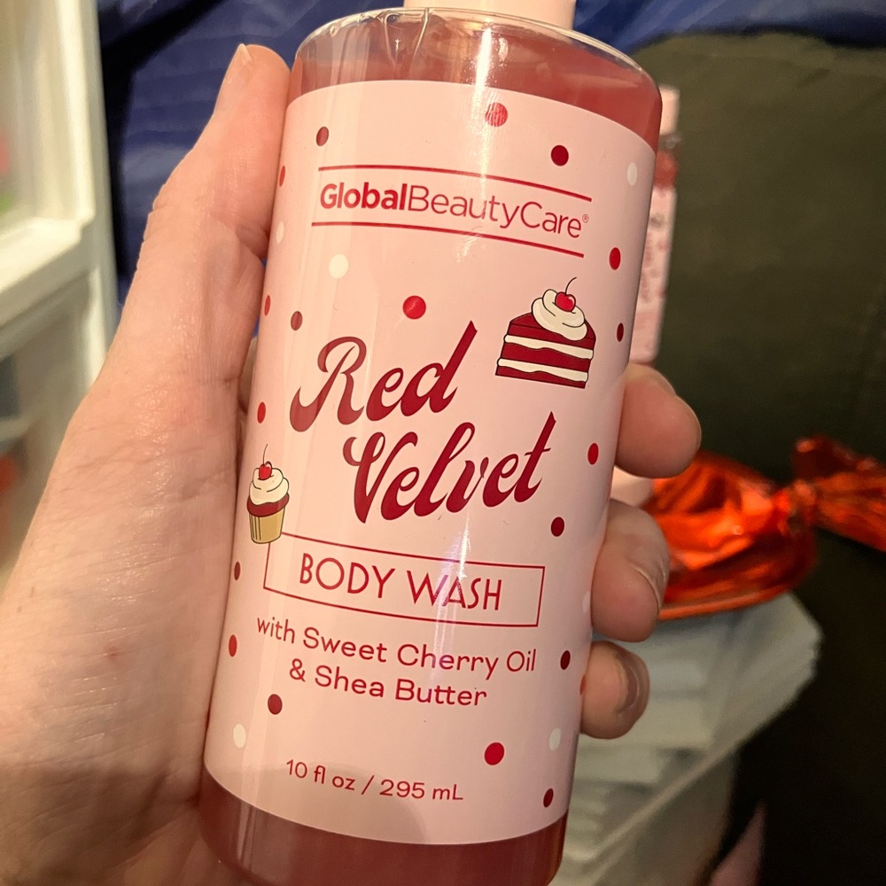 Red Velvet Bath Set - Picture 3 of 6